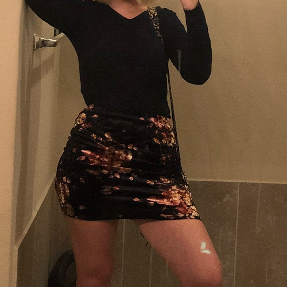 🦄 4/$40 Basic Black Floral Skirt - Picture 3 of 6